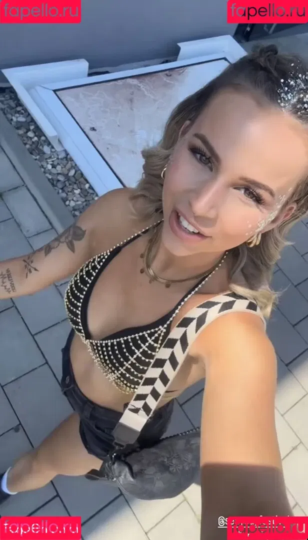 Kira Rodrigues Onlyfans Photo Gallery 
