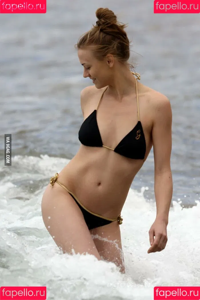 Yvonne Strahovski Onlyfans Photo Gallery 