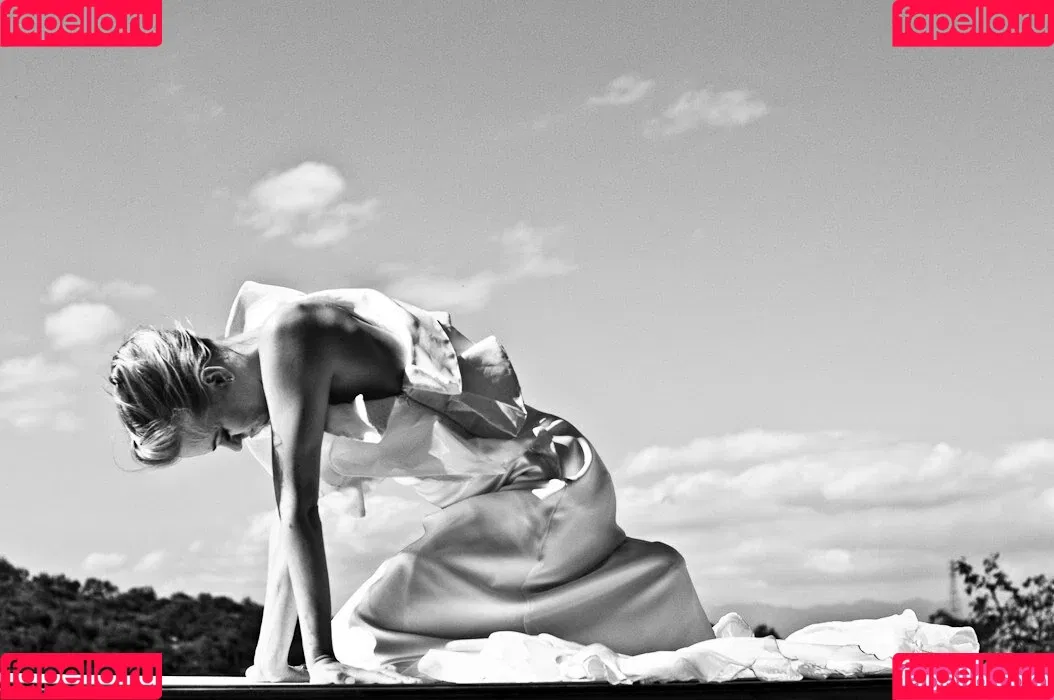 Yvonne Strahovski Onlyfans Photo Gallery 