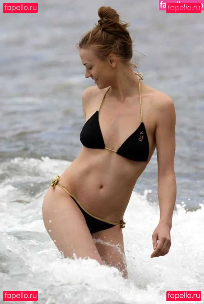 Yvonne Strahovski Onlyfans Photo Gallery 