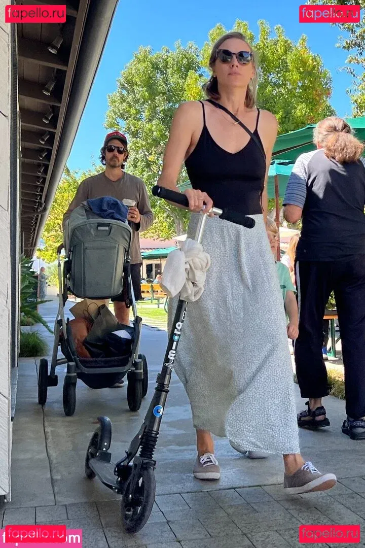 Yvonne Strahovski Onlyfans Photo Gallery 