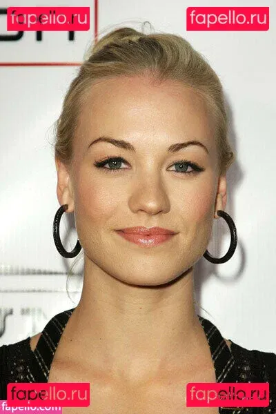 Yvonne Strahovski Onlyfans Photo Gallery 
