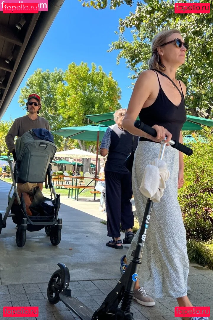 Yvonne Strahovski Onlyfans Photo Gallery 