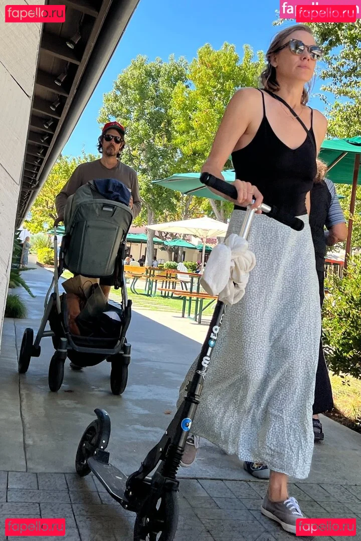 Yvonne Strahovski Onlyfans Photo Gallery 