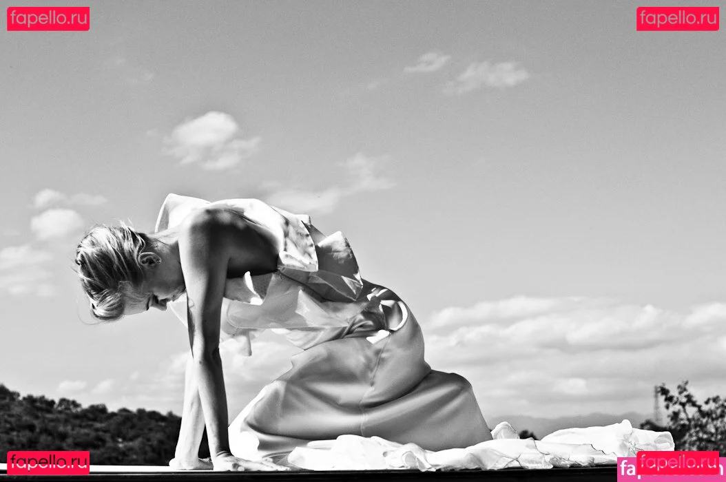 Yvonne Strahovski Onlyfans Photo Gallery 