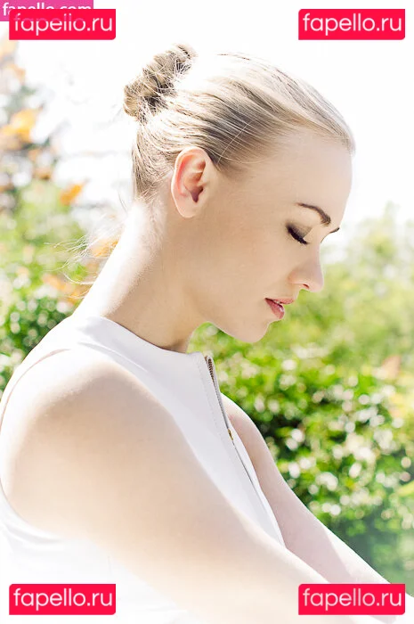 Yvonne Strahovski Onlyfans Photo Gallery 