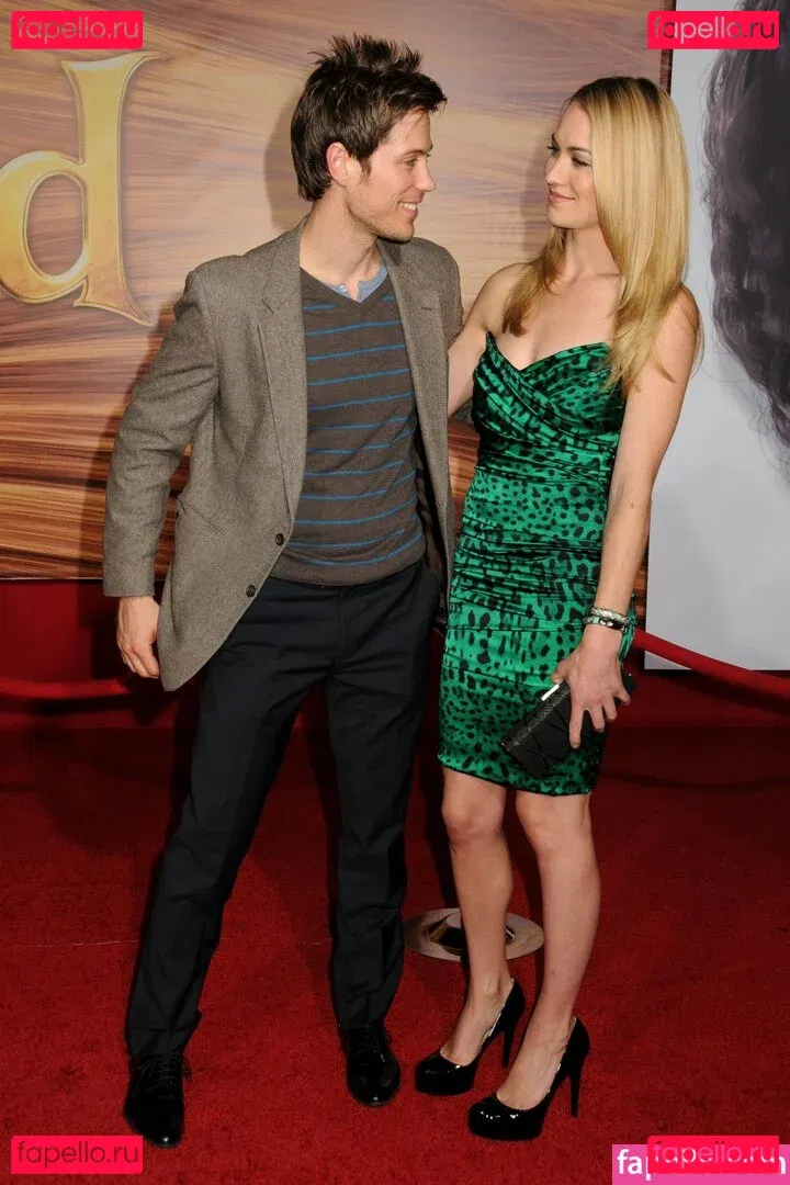 Yvonne Strahovski Onlyfans Photo Gallery 