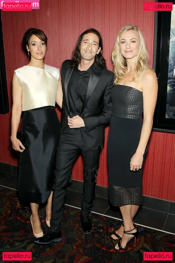 Yvonne Strahovski Onlyfans Photo Gallery 