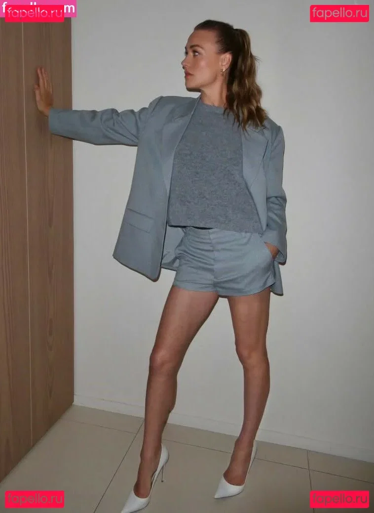 Yvonne Strahovski Onlyfans Photo Gallery 