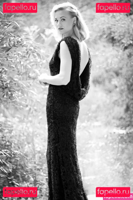 Yvonne Strahovski Onlyfans Photo Gallery 