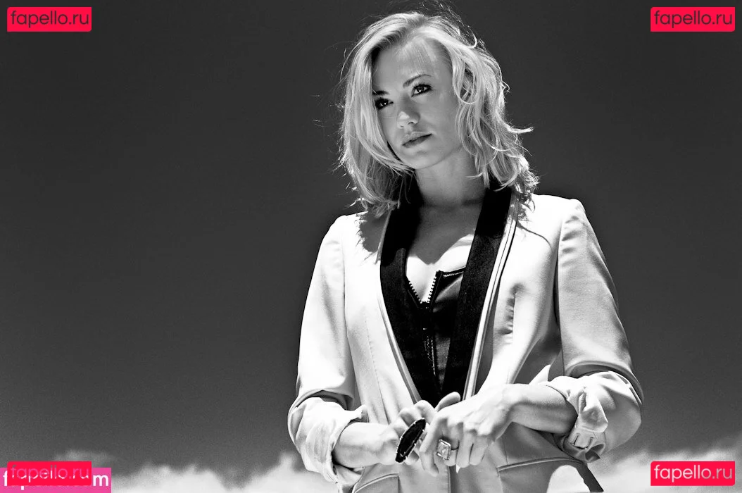 Yvonne Strahovski Onlyfans Photo Gallery 