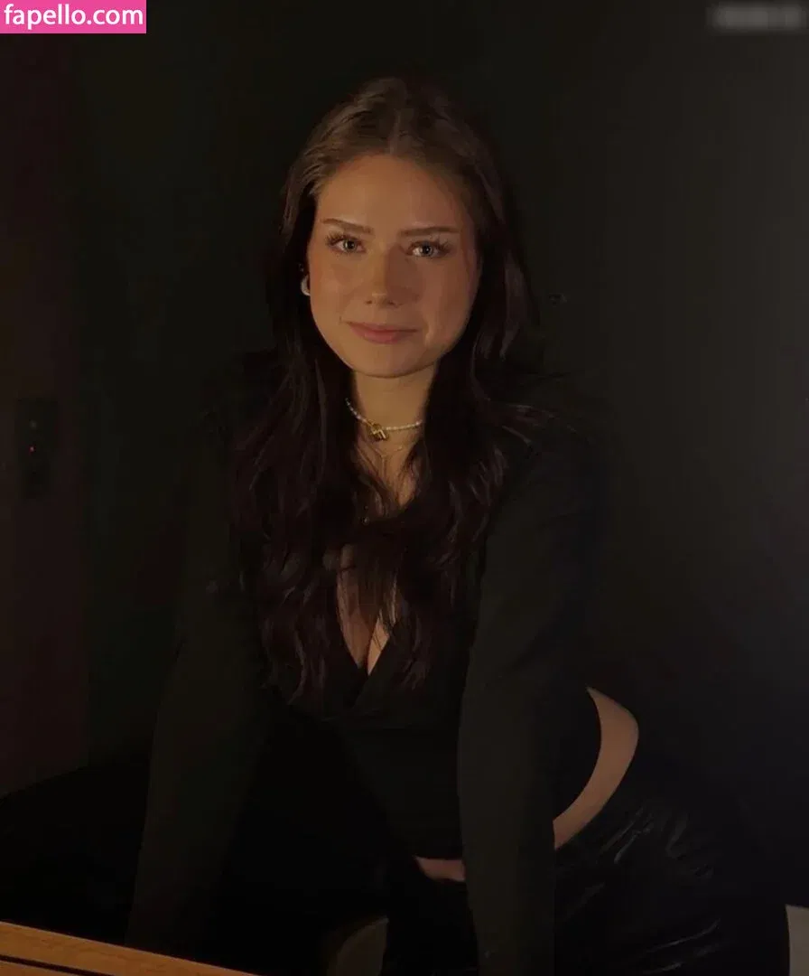 Mthlara Onlyfans Photo Gallery 