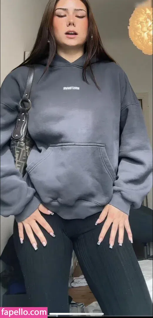 Mthlara Onlyfans Photo Gallery 