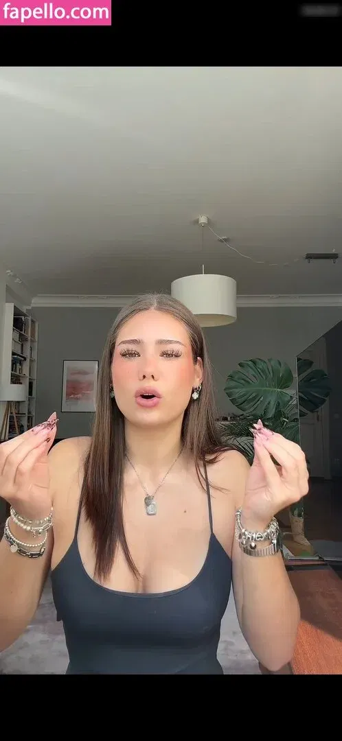 Mthlara Onlyfans Photo Gallery 