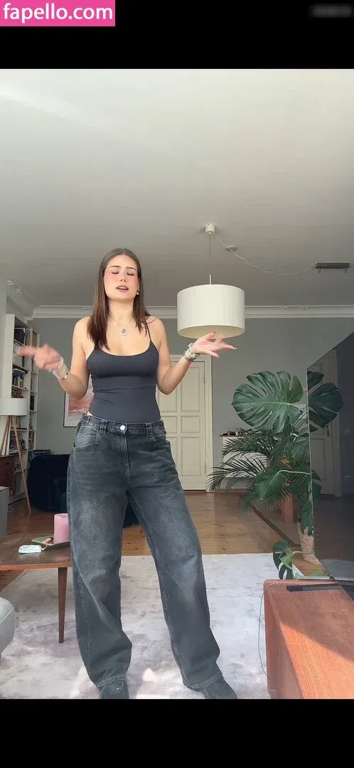 Mthlara Onlyfans Photo Gallery 