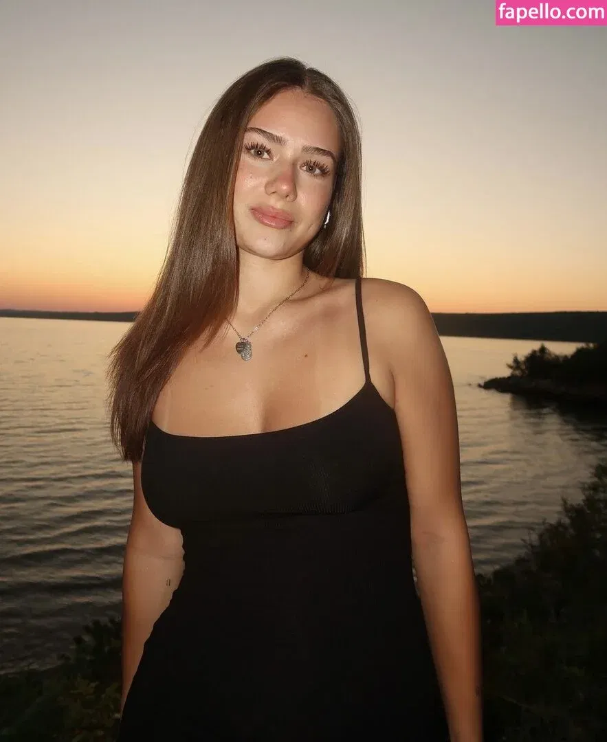 Mthlara Onlyfans Photo Gallery 