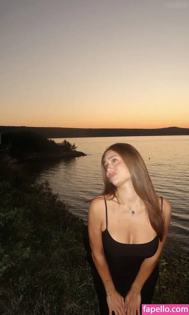 Mthlara Onlyfans Photo Gallery 