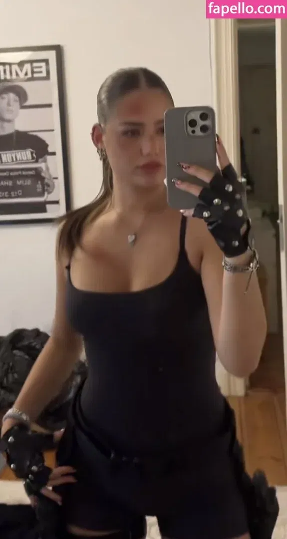 Mthlara Onlyfans Photo Gallery 