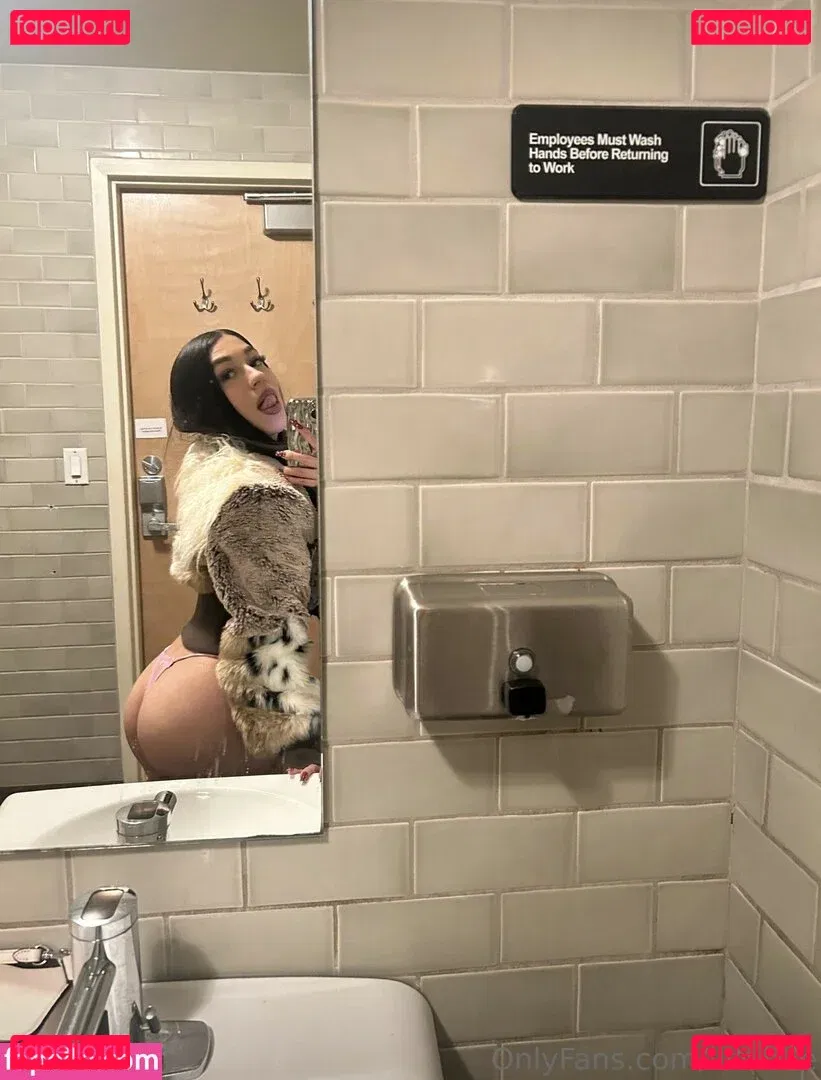 ijustneedee Onlyfans Photo Gallery 