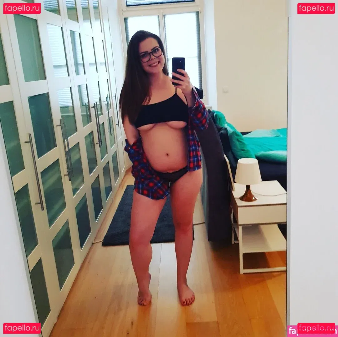 Lea Lovebird Onlyfans Photo Gallery 