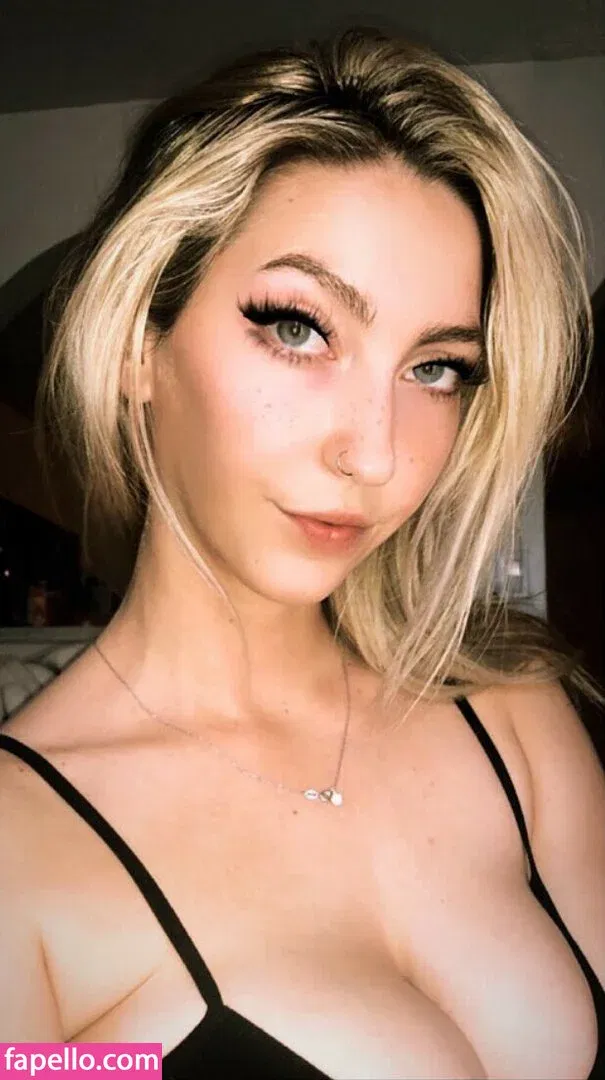 christiepuff420 Onlyfans Photo Gallery 