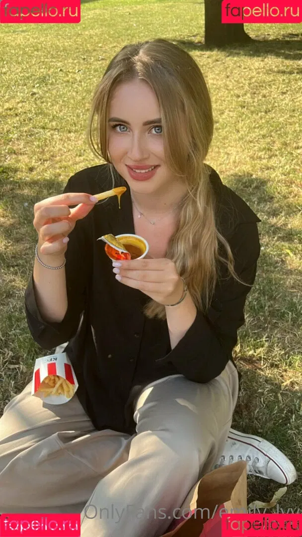 emily_lyy Onlyfans Photo Gallery 