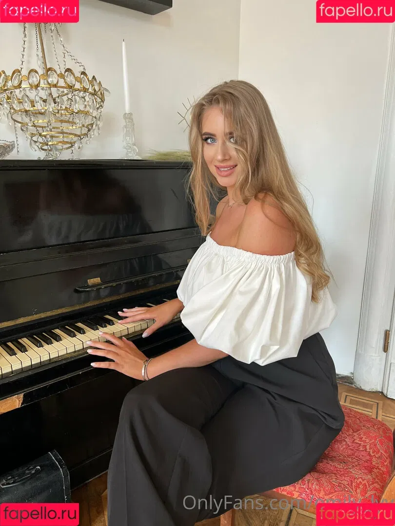 emily_lyy Onlyfans Photo Gallery 