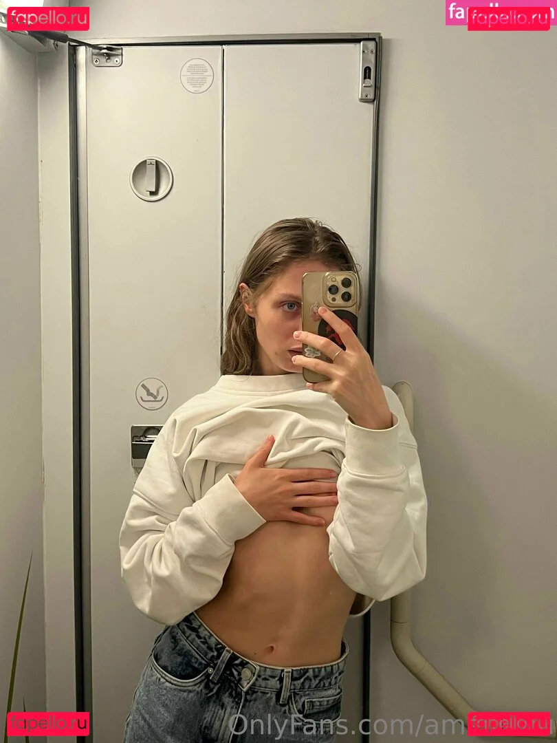 emily_lyy Onlyfans Photo Gallery 