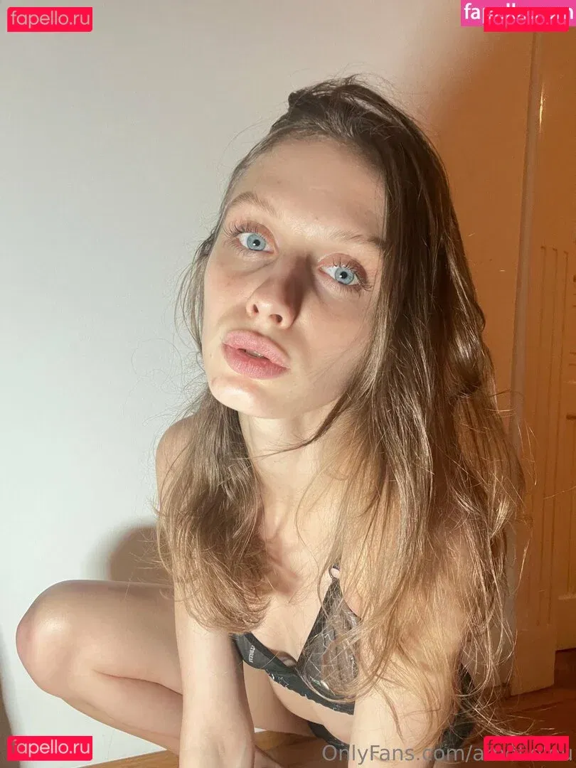 emily_lyy Onlyfans Photo Gallery 