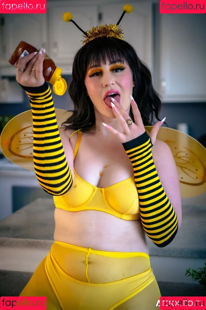 Laurie Gamelin Onlyfans Photo Gallery 