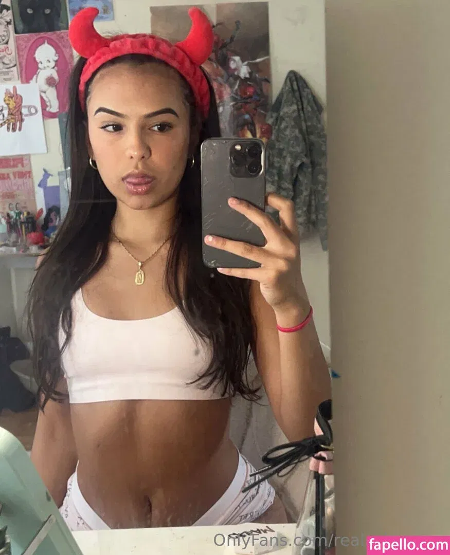 realselenarae Onlyfans Photo Gallery 