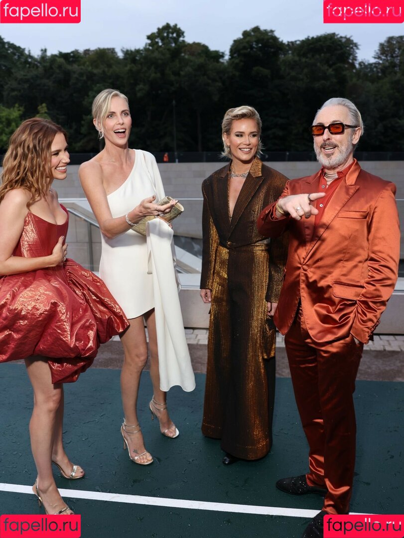 Sophia Bush Onlyfans Photo Gallery 