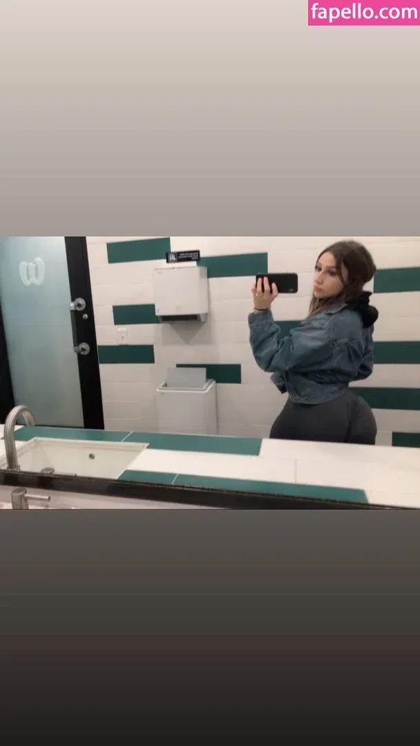 Chloe Flores Onlyfans Photo Gallery 