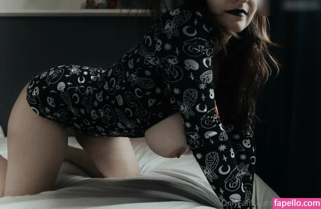 tara the witch Onlyfans Photo Gallery 