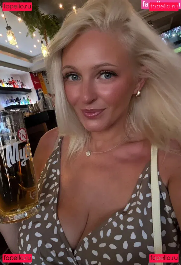 Julie Onlyfans Photo Gallery 