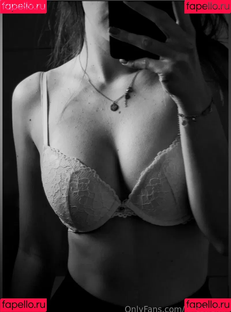 finest.emi Onlyfans Photo Gallery 