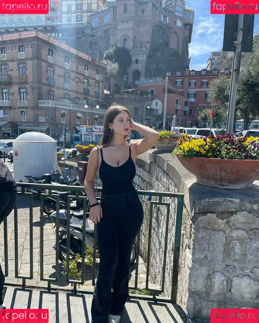 Rona Y Onlyfans Photo Gallery 