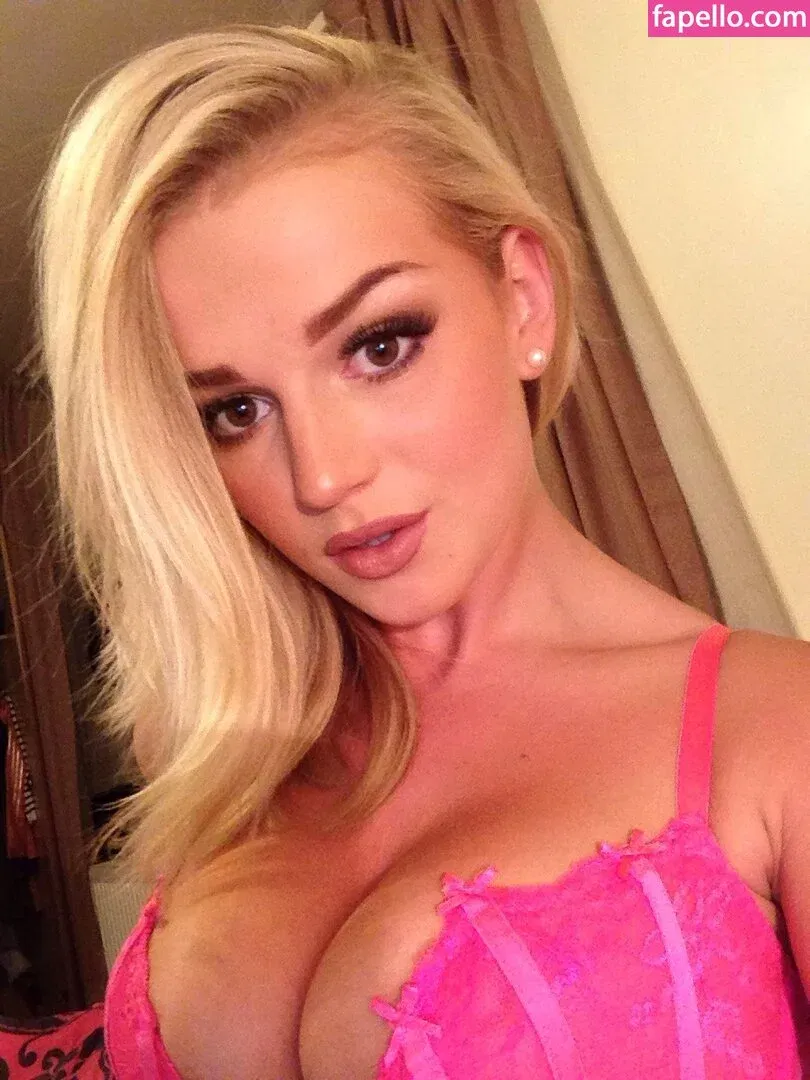 Holly Eriksson Onlyfans Photo Gallery 