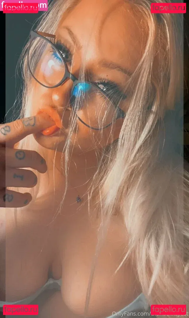 blondekittycat Onlyfans Photo Gallery 
