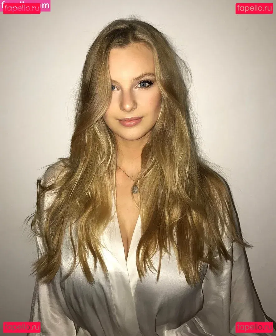 Chloe Vialaret Onlyfans Photo Gallery 