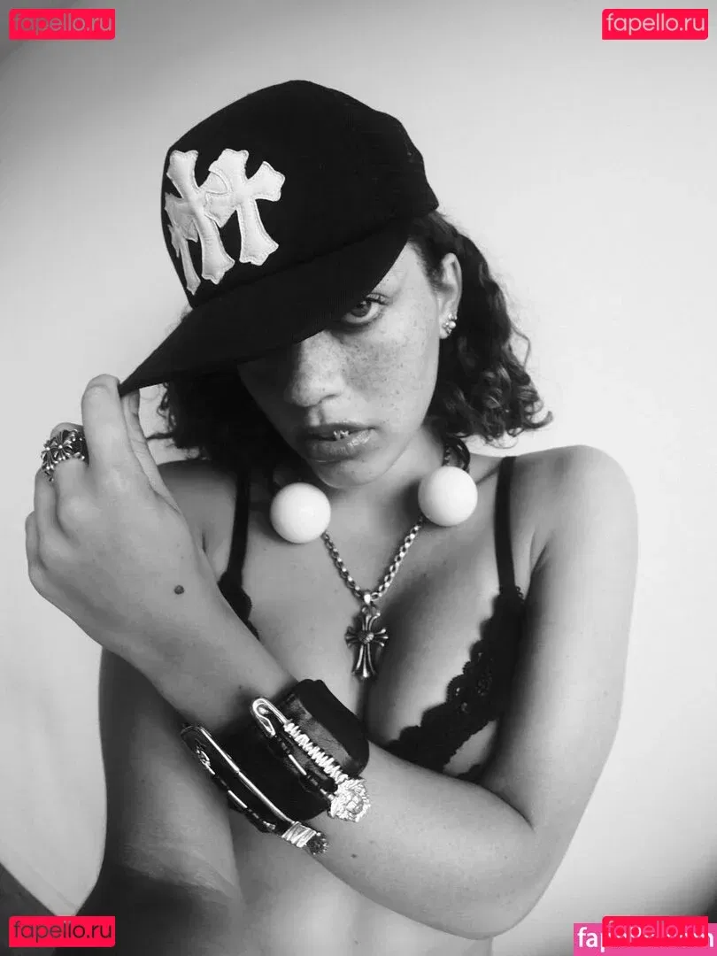 clara.west Onlyfans Photo Gallery 