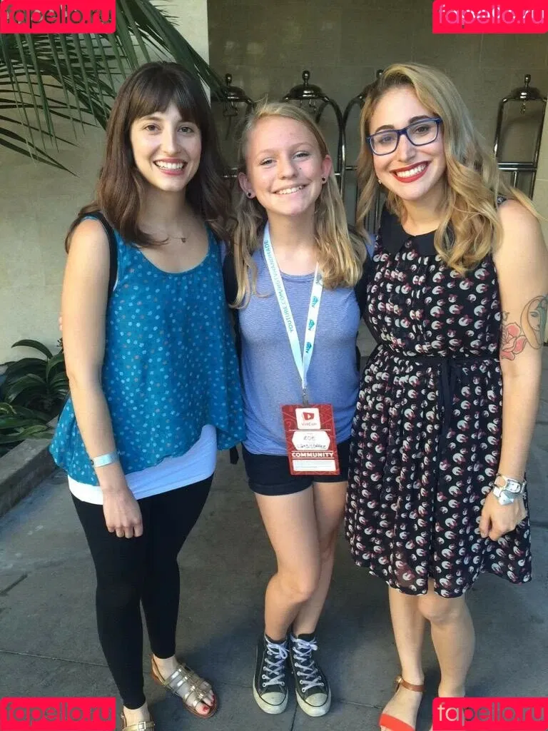 Allison Raskin Onlyfans Photo Gallery 