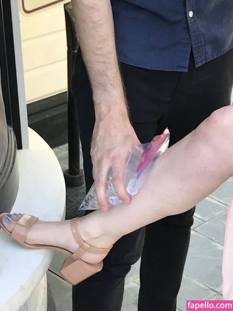 Allison Raskin Onlyfans Photo Gallery 