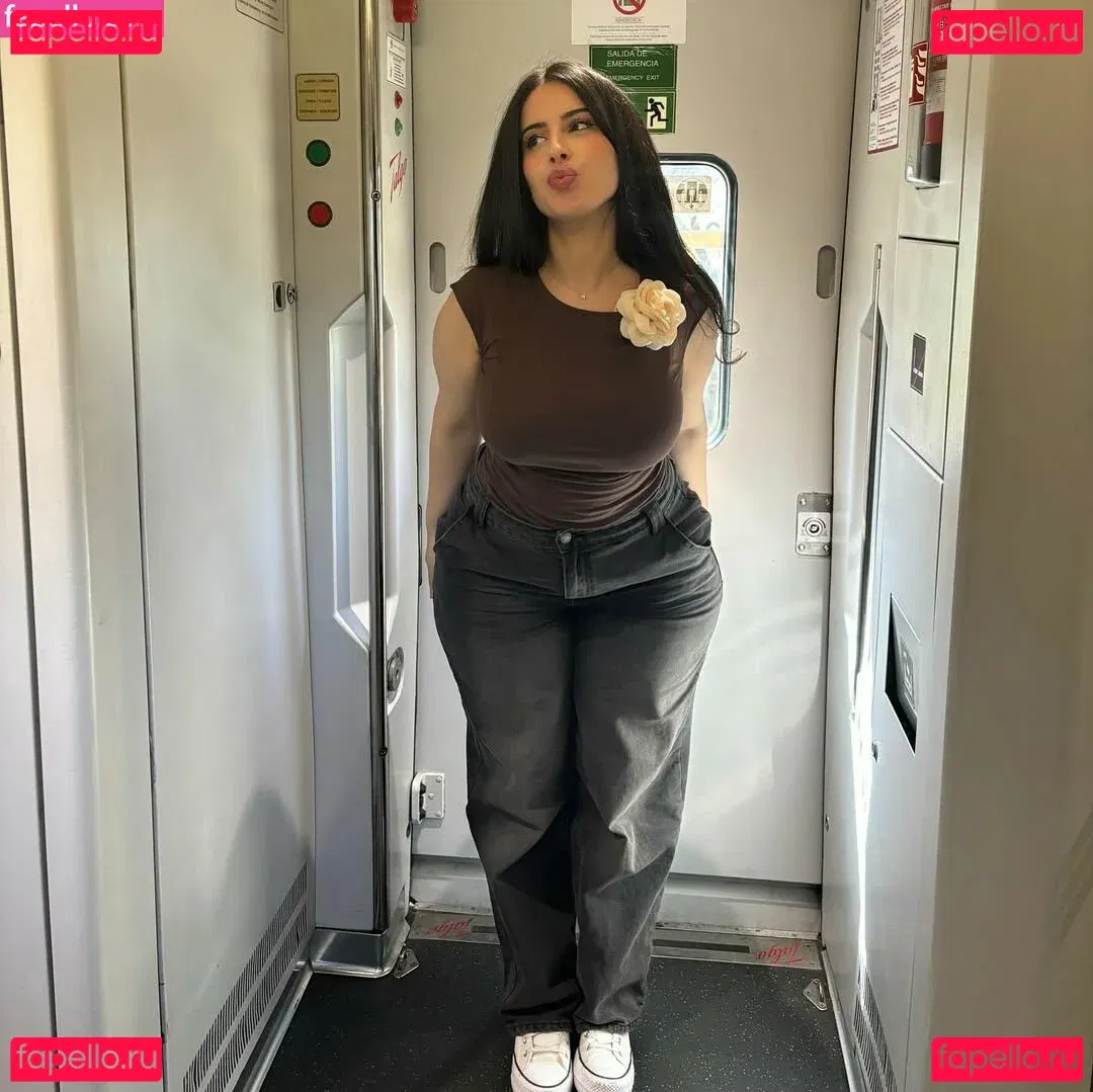 YiYi Onlyfans Photo Gallery 