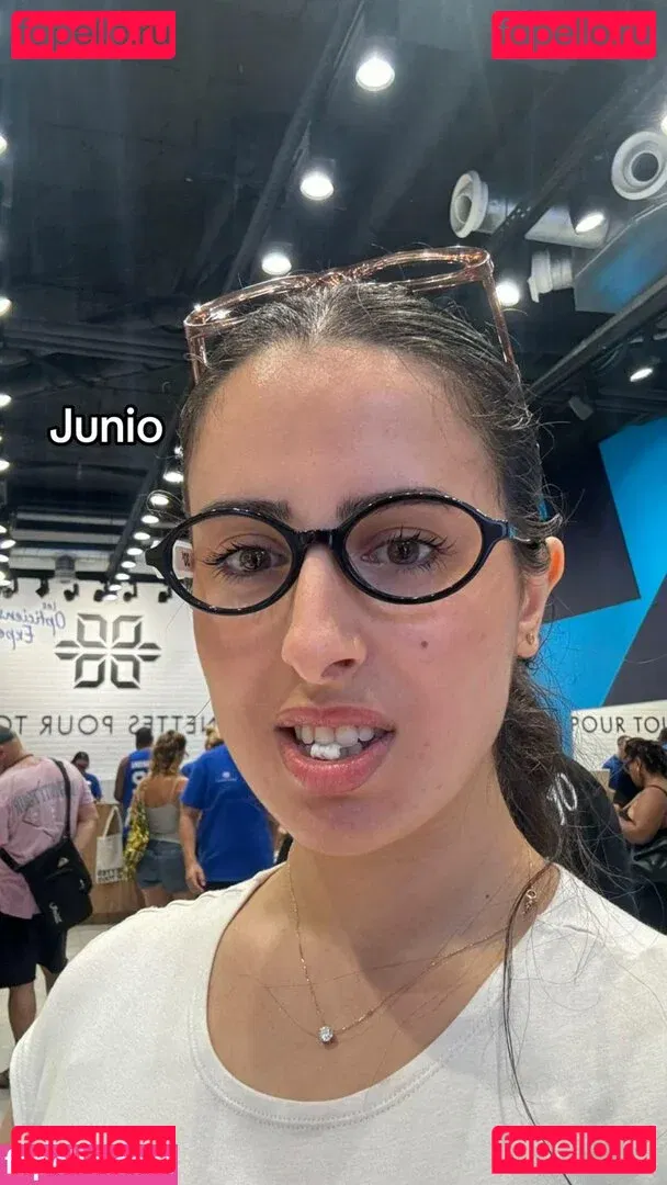 YiYi Onlyfans Photo Gallery 