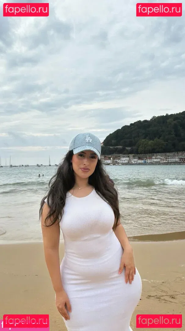 YiYi Onlyfans Photo Gallery 