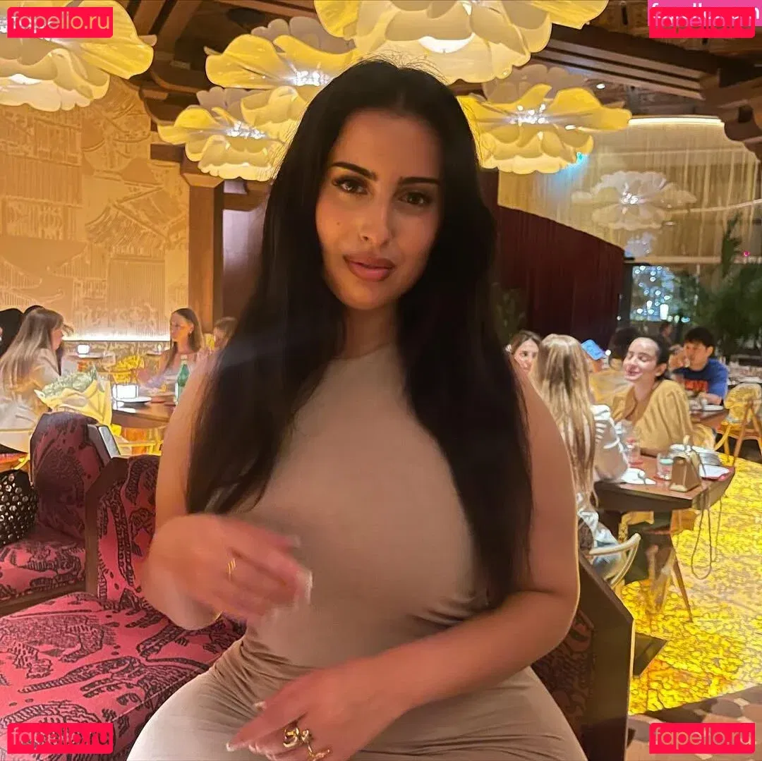 YiYi Onlyfans Photo Gallery 