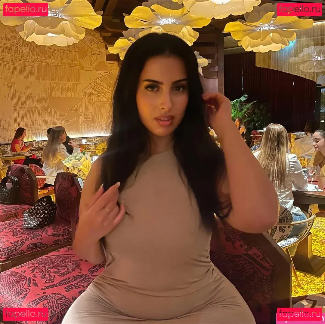 YiYi Onlyfans Photo Gallery 