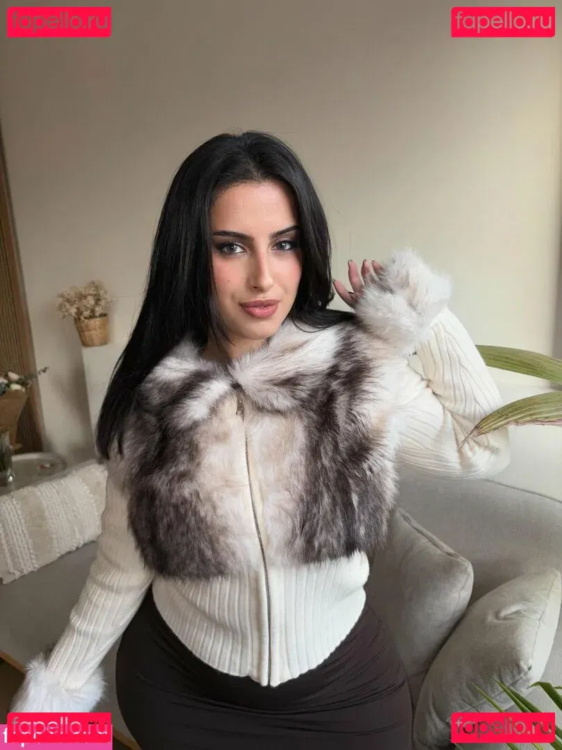 YiYi Onlyfans Photo Gallery 