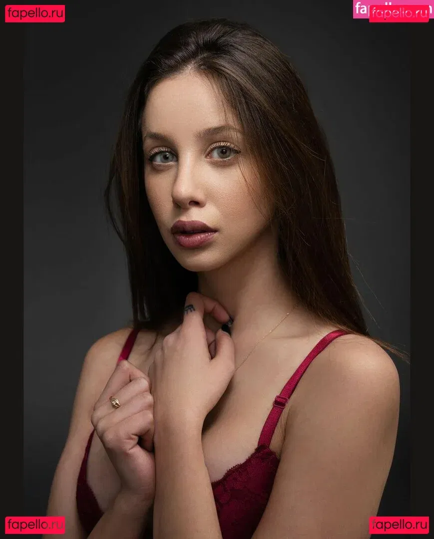 Emuna Zuzut Onlyfans Photo Gallery 